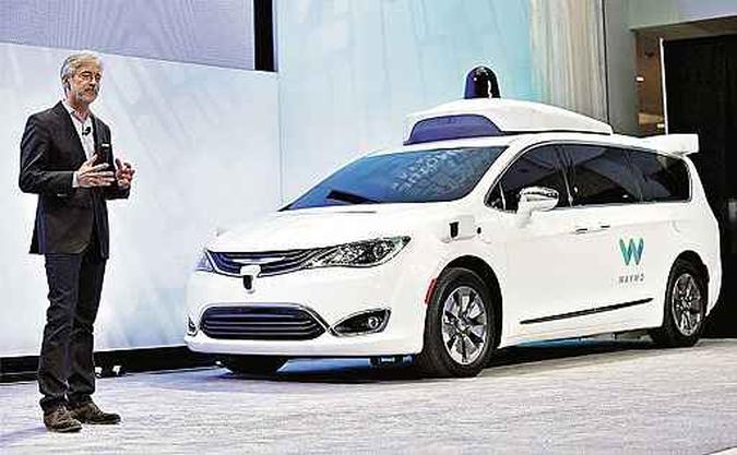 John Krafcik, CEO da Waymo, apresenta o Pacifica, da Fiat Chrysler, usado no programa de veículos autônomos do Google(foto: Bill Pugliano/AFP) John Krafcik, CEO da Waymo, apresenta o Pacifica, da Fiat Chrysler, usado no programa de veículos autônomos do Google(foto: Bill Pugliano/AFP)