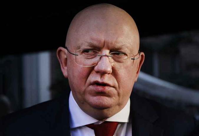 O embaixador da Rússia na ONU Vassily Nebenzia disse a repórteres que os 12 diplomatas terão que partir em 2 de abril, mas o governo russo protestará contra a decisão dos EUA(foto: SPENCER PLATT) O embaixador da Rússia na ONU Vassily Nebenzia disse a repórteres que os 12 diplomatas terão que partir em 2 de abril, mas o governo russo protestará contra a decisão dos EUA(foto: SPENCER PLATT)