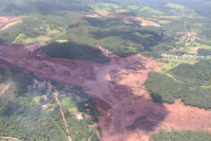 Barragem de Brumadinho após rompimento (foto: Corpo de Bombeiros/Divulgação) Barragem de Brumadinho após rompimento (foto: Corpo de Bombeiros/Divulgação)