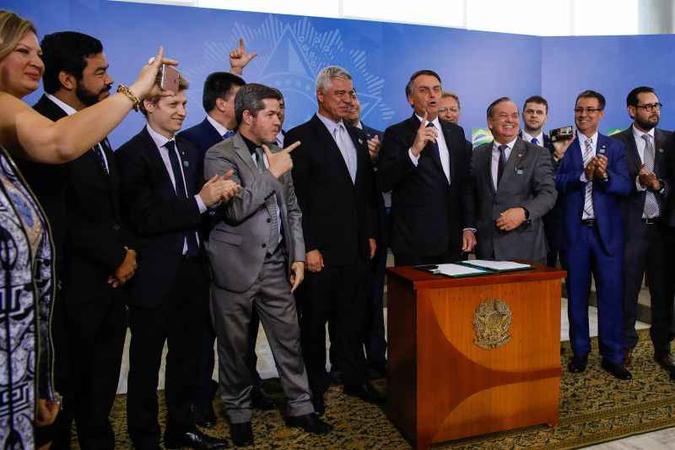 Presidente da República, Jair Bolsonaro assina o Decreto que dispõe sobre a aquisição, o cadastro, o registro, a posse, o porte e a comercialização de armas (foto: Carolina Antunes/PR) Presidente da República, Jair Bolsonaro assina o Decreto que dispõe sobre a aquisição, o cadastro, o registro, a posse, o porte e a comercialização de armas (foto: Carolina Antunes/PR)