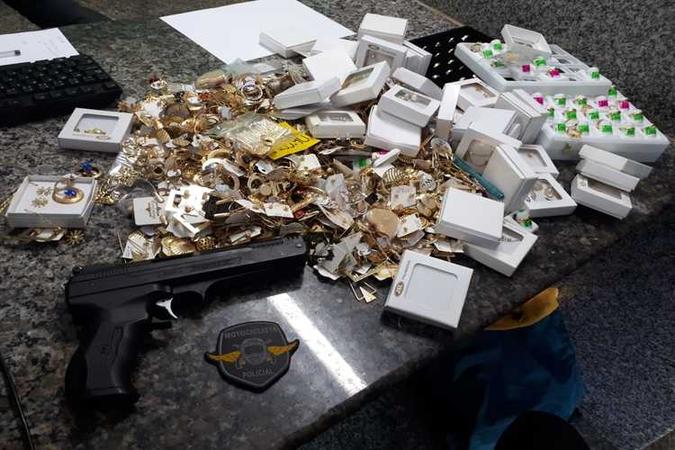 O suspeito fugiu da loja com R$ 10 mil em dinheiro, joias e bijuterias (foto: PMDF/Divulgação) O suspeito fugiu da loja com R$ 10 mil em dinheiro, joias e bijuterias (foto: PMDF/Divulgação)