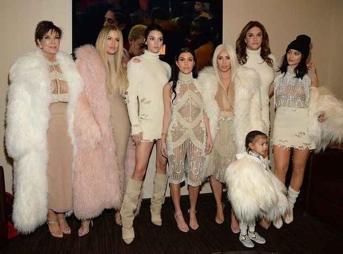 Integrantes da família Kardashian, Kris, Khloe, Kendall, Kourtney, Kim, Caitlyn, Kylie e a pequena North, da esquerda para a direita, tentam se manter unidas sob os olhos do mundo(foto: Facebook/Divulgação) Integrantes da família Kardashian, Kris, Khloe, Kendall, Kourtney, Kim, Caitlyn, Kylie e a pequena North, da esquerda para a direita, tentam se manter unidas sob os olhos do mundo(foto: Facebook/Divulgação)