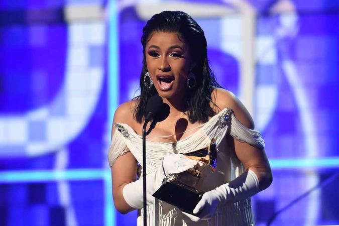 Cardi B com o prêmio de Cardi B com o prêmio de