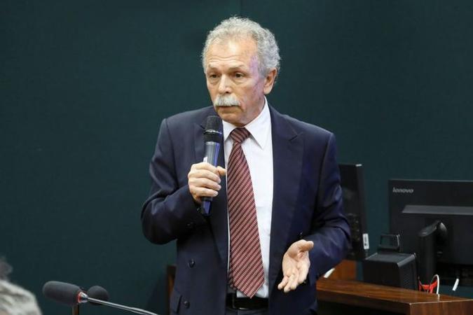 Para o atual professor do Instituto de Física da USP, a revista reconheceu seu trabalho em um Para o atual professor do Instituto de Física da USP, a revista reconheceu seu trabalho em um