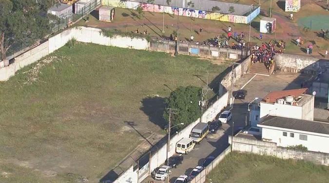 Imagem mostra local onde garoto de nove anos foi atacado por pitbulls(foto: Reprodução/TV Globo) Imagem mostra local onde garoto de nove anos foi atacado por pitbulls(foto: Reprodução/TV Globo)