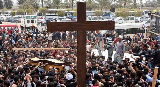 Em 11 de dezembro de 2016, um ataque suicida contra a Igreja Copta de São Pedro e São Paulo, no Cairo, causou 29 mortes(foto: AFP) Em 11 de dezembro de 2016, um ataque suicida contra a Igreja Copta de São Pedro e São Paulo, no Cairo, causou 29 mortes(foto: AFP)