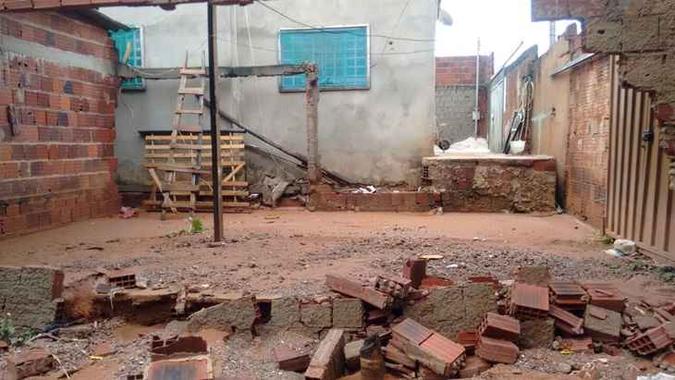 A força da enxurrada resultou na queda de um muro de uma casa no condomínio Porto Rico, em Santa Maria(foto: Walmor Caspar/ divulgação) A força da enxurrada resultou na queda de um muro de uma casa no condomínio Porto Rico, em Santa Maria(foto: Walmor Caspar/ divulgação)