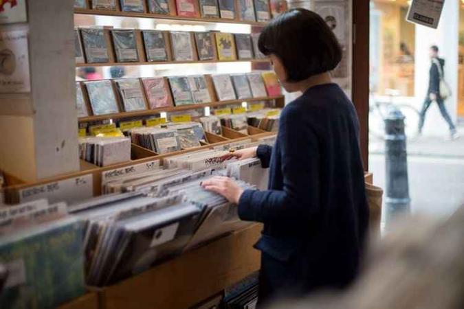 As lojas de vinis e CDs são o ponto alto do Soho: há de tudo à venda(foto: AFP PHOTO / LEON NEAL ) As lojas de vinis e CDs são o ponto alto do Soho: há de tudo à venda(foto: AFP PHOTO / LEON NEAL )