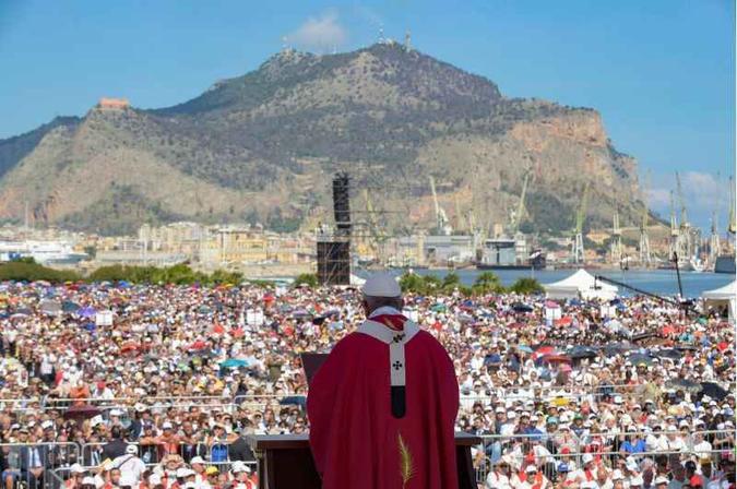 Fiéis em missa celebrada pelo papa Francisco, em Palermo, na Itália: resultados da pesquisa poderão ajudar na condução de tratamentos médicos(foto: AFP / VATICAN MEDIA / Handout ) Fiéis em missa celebrada pelo papa Francisco, em Palermo, na Itália: resultados da pesquisa poderão ajudar na condução de tratamentos médicos(foto: AFP / VATICAN MEDIA / Handout )