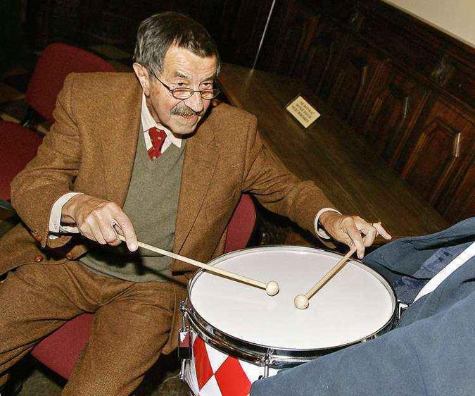 Günter Grass foi fotografado tocando um tambor em 7 de Outubro de 2007, em Gdansk, sua cidade natal, onde comemorou o 80º aniversário(foto: Wojtek Jakubowski/AFP) Günter Grass foi fotografado tocando um tambor em 7 de Outubro de 2007, em Gdansk, sua cidade natal, onde comemorou o 80º aniversário(foto: Wojtek Jakubowski/AFP)