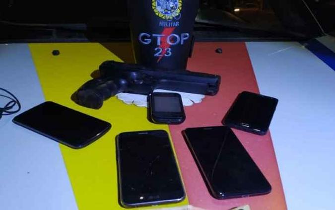 Cinco celulares foram encontrados com ele(foto: Divulgação/PMDF) Cinco celulares foram encontrados com ele(foto: Divulgação/PMDF)