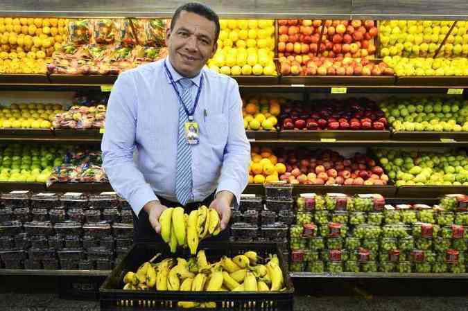O gerente do Veneza Givanildo Aguiar diz que o supermercado conseguiu reduzir 70% do lixo orgânico nas lojas(foto: Marcelo Ferreira/CB/D.A Press)