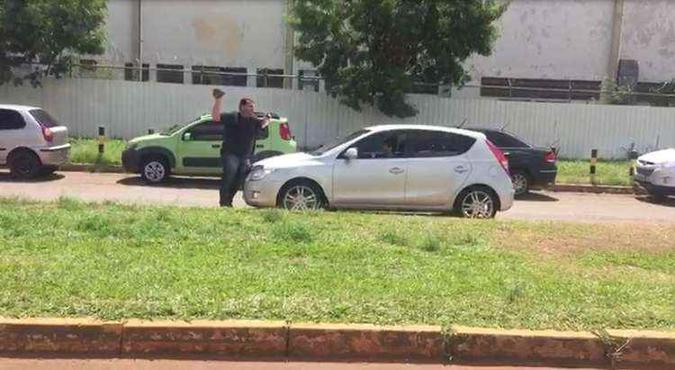 Uma testemunha registrou o momento em que o motorista do Uber ameaça o outro condutor com uma pedra(foto: Divulgação) Uma testemunha registrou o momento em que o motorista do Uber ameaça o outro condutor com uma pedra(foto: Divulgação)