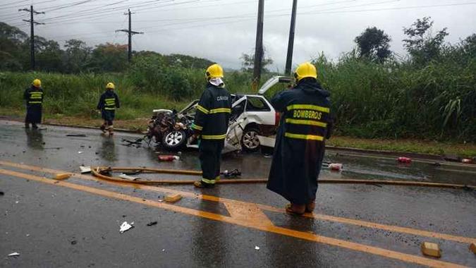 Chovia no momento do acidente, e a perícia busca identificar a causa da batida(foto: CBMDF/Divulgação) Chovia no momento do acidente, e a perícia busca identificar a causa da batida(foto: CBMDF/Divulgação)