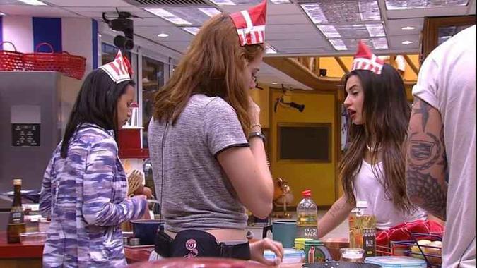 Sisters improvisaram uma festa surpresa para Gleici(foto: TV Globo/Reprodução) Sisters improvisaram uma festa surpresa para Gleici(foto: TV Globo/Reprodução)