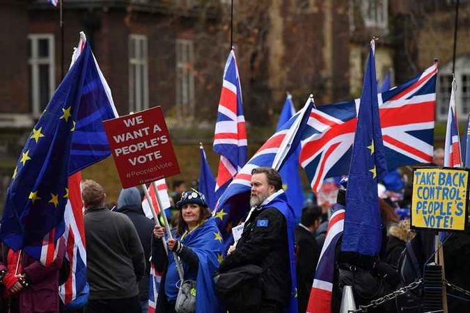 Manifestantes anti-Brexit que pedem protestam do lado de fora da Casa do Parlamento(foto: Ben Stansall / AFP) Manifestantes anti-Brexit que pedem protestam do lado de fora da Casa do Parlamento(foto: Ben Stansall / AFP)