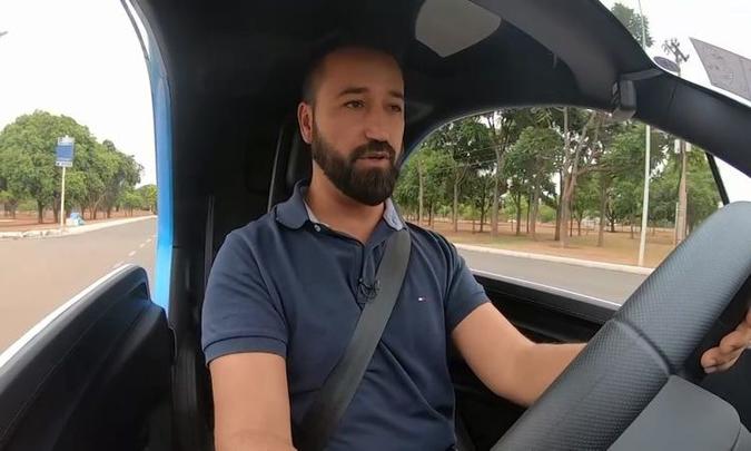 Clayton Sousa, apresentador da TV Brasília, deu uma volta com o Twizy(foto: Reprodução) Clayton Sousa, apresentador da TV Brasília, deu uma volta com o Twizy(foto: Reprodução)