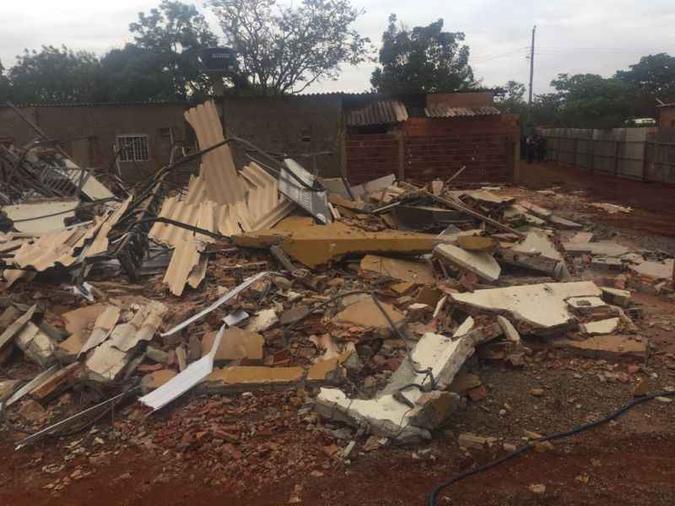A demolição da igreja ocorreu na quinta-feira da semana passada em terreno da Vila Planalto: imagens comprovam ocupação ilegal recente(foto: Agefis/Divulgação) A demolição da igreja ocorreu na quinta-feira da semana passada em terreno da Vila Planalto: imagens comprovam ocupação ilegal recente(foto: Agefis/Divulgação)