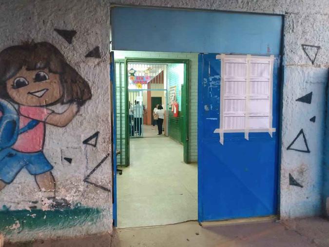Em escola municipal em Valparaíso (GO), últimos candidatos deixam o loca de prova(foto: Lanna Silveira/Esp. CB/D.A Press) Em escola municipal em Valparaíso (GO), últimos candidatos deixam o loca de prova(foto: Lanna Silveira/Esp. CB/D.A Press)