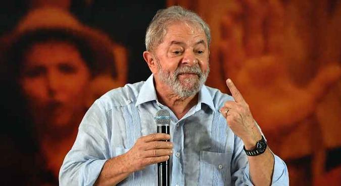De acordo com a denúncia, Lula recebeu o sítio em forma de propina por ter influenciado em seis contratos firmados entre as construtoras OAS e Odebrecht com a Petrobras(foto: AFP / Nelson Almeida) De acordo com a denúncia, Lula recebeu o sítio em forma de propina por ter influenciado em seis contratos firmados entre as construtoras OAS e Odebrecht com a Petrobras(foto: AFP / Nelson Almeida)