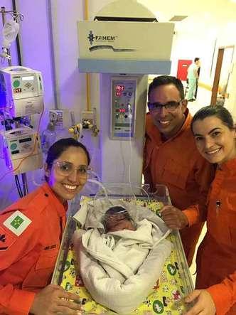 Militares que encontraram a bebê a batizaram de Maria Flor(foto: Corpo de Bombeiros/Divulgação) Militares que encontraram a bebê a batizaram de Maria Flor(foto: Corpo de Bombeiros/Divulgação)