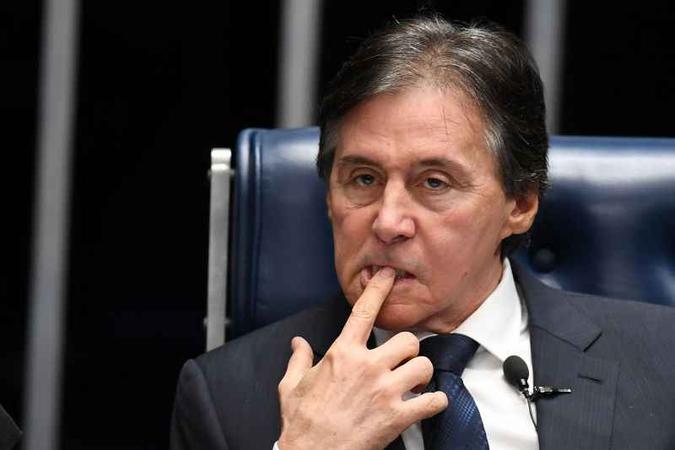 'Nenhuma PEC tramitará, não precisa a oposição entrar com pedido de liminar, absolutamente nada', disse Eunício Oliveira nesta segunda-feira(foto: AFP/Evaristo Sá) 'Nenhuma PEC tramitará, não precisa a oposição entrar com pedido de liminar, absolutamente nada', disse Eunício Oliveira nesta segunda-feira(foto: AFP/Evaristo Sá)