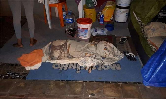 Pessoas que passavam pelo local tentaram reanimar o cão, mas ele morreu antes de ser levado a uma clínica veterinária(foto: Tatiana Barletta/Divulgação ) Pessoas que passavam pelo local tentaram reanimar o cão, mas ele morreu antes de ser levado a uma clínica veterinária(foto: Tatiana Barletta/Divulgação )