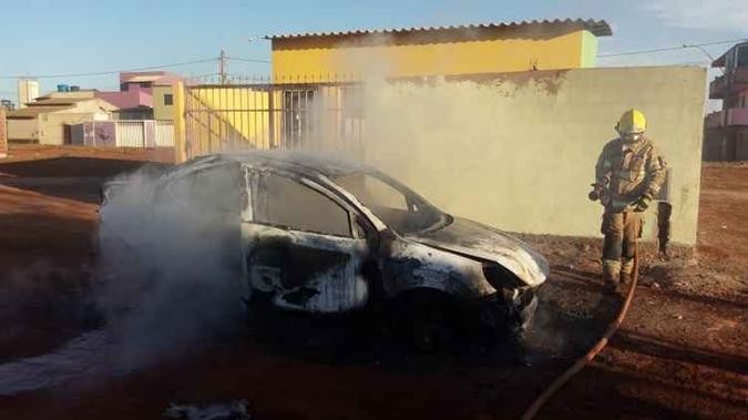 Carro roubado é encontrado pegando fogo, no Riacho Fundo 2(foto: Divulgação/CBMDF) Carro roubado é encontrado pegando fogo, no Riacho Fundo 2(foto: Divulgação/CBMDF)