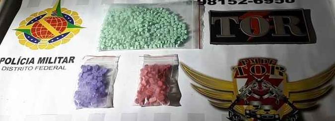 Cerca de 550 comprimidos, aparentemente de ecstasy, foram apreendidos no Gama(foto: PMDF/Divulgação) Cerca de 550 comprimidos, aparentemente de ecstasy, foram apreendidos no Gama(foto: PMDF/Divulgação)