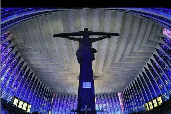 Conhecido pelos vitrais e colunas de concreto, o Santuário Dom Bosco é uma das igrejas mais conhecidas da cidade (foto: Ed Alves/CB/D.A Press.) Conhecido pelos vitrais e colunas de concreto, o Santuário Dom Bosco é uma das igrejas mais conhecidas da cidade (foto: Ed Alves/CB/D.A Press.)