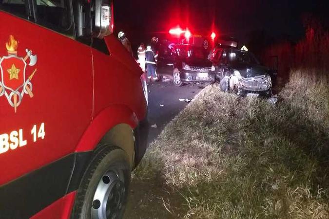 Batida entre dois carros deixou quatro pessoas feridas(foto: Corpo de Bombeiros/Divulgação) Batida entre dois carros deixou quatro pessoas feridas(foto: Corpo de Bombeiros/Divulgação)
