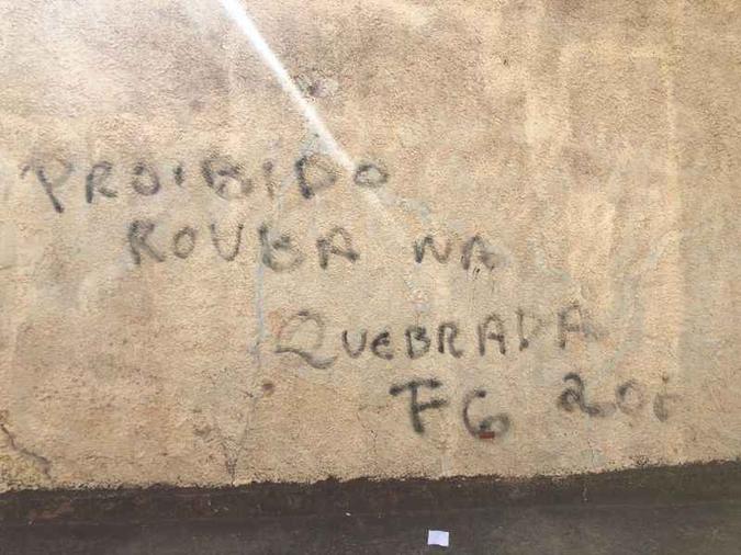 Em Santa Maria, esses grupos estabelecem regras também nos muros das casas: Em Santa Maria, esses grupos estabelecem regras também nos muros das casas: