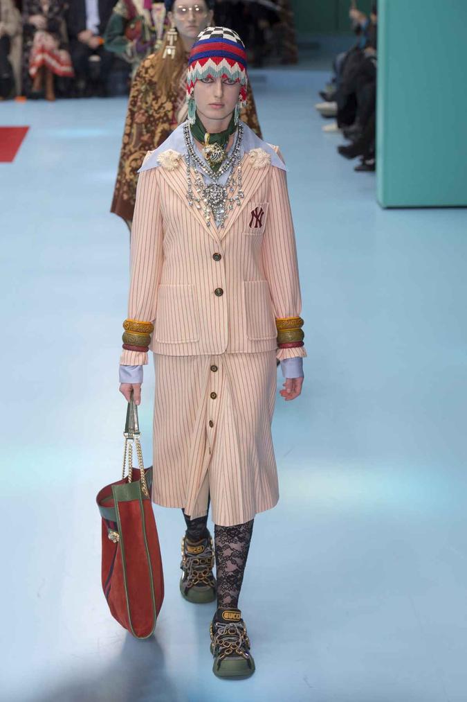 Gucci apresentou um tênis grande e cheio de aplicações com pedras na coleção de inverno de 2018. (foto: Marcus Tondo / Indigital.tv ) Gucci apresentou um tênis grande e cheio de aplicações com pedras na coleção de inverno de 2018. (foto: Marcus Tondo / Indigital.tv )