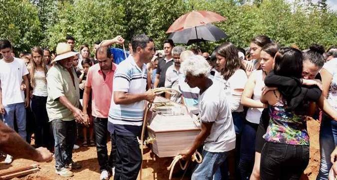 Corpo de estudante assassinada por rapaz que não aceitou um Corpo de estudante assassinada por rapaz que não aceitou um