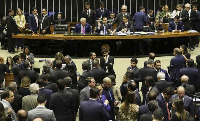 O Plenário da Câmara dos Deputados em votação em segundo turno derrubou dois destaques a PEC da reforma da Previdência (7/8)(foto: Fabio Rodrigues Pozzebom/Agência Brasil) O Plenário da Câmara dos Deputados em votação em segundo turno derrubou dois destaques a PEC da reforma da Previdência (7/8)(foto: Fabio Rodrigues Pozzebom/Agência Brasil)