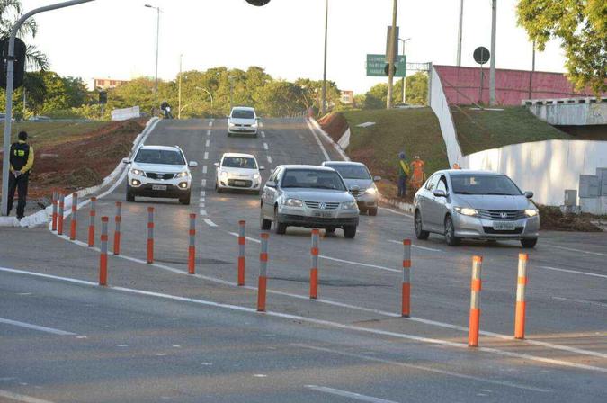 Motoristas já podem acessar as alças que circundam a área em que viaduto desabou(foto: Marcelo Ferreira/CB/D.A Press) Motoristas já podem acessar as alças que circundam a área em que viaduto desabou(foto: Marcelo Ferreira/CB/D.A Press)