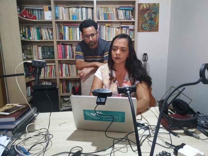 Professores da rede pública, o casal Suely Silva e César de Paula sente dificuldades para adaptar a rotina de aulas com a dos filhos em casa: desgaste mental(foto: Arquivo Pessoal) Professores da rede pública, o casal Suely Silva e César de Paula sente dificuldades para adaptar a rotina de aulas com a dos filhos em casa: desgaste mental(foto: Arquivo Pessoal)
