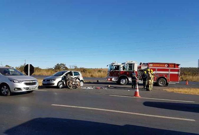 Já na BR-020, o condutor de uma motocicleta ficou em estado grave após colidir com um carro(foto: Divulgação/CBMDF) Já na BR-020, o condutor de uma motocicleta ficou em estado grave após colidir com um carro(foto: Divulgação/CBMDF)