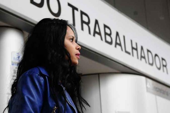 Silmara de Souza, 19 anos, tem de se manter longe do mercado para cuidar da filha de cinco meses(foto: Carlos Vieira/CB/D.A Press) Silmara de Souza, 19 anos, tem de se manter longe do mercado para cuidar da filha de cinco meses(foto: Carlos Vieira/CB/D.A Press)