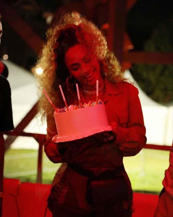 Jay Z deu um bolo de cereja com estrelinhas para a esposa Beyoncé, que completa 38 anos nesta quarta-feira (4/9)(foto: Instagram/Reprodução) Jay Z deu um bolo de cereja com estrelinhas para a esposa Beyoncé, que completa 38 anos nesta quarta-feira (4/9)(foto: Instagram/Reprodução)