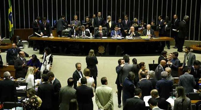 A sessão foi encerrada às 3h33 por Eunício Oliveira, completando quase onze horas de debates acalorados. Ele convocou uma nova sessão para a votação das duas emendas pendentes (foto: Marcelo Camargo/Agência Brasil) A sessão foi encerrada às 3h33 por Eunício Oliveira, completando quase onze horas de debates acalorados. Ele convocou uma nova sessão para a votação das duas emendas pendentes (foto: Marcelo Camargo/Agência Brasil)