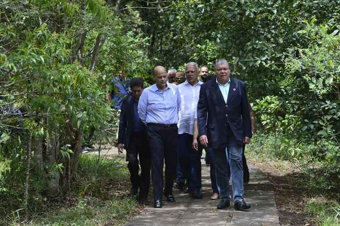 Governador em exercício, Paco Britto, e secretário de Meio Ambiente, Sarney Filho, estiveram no parque para acompanhar as obras(foto: Marcelo Ferreira/CB/D.A Press) Governador em exercício, Paco Britto, e secretário de Meio Ambiente, Sarney Filho, estiveram no parque para acompanhar as obras(foto: Marcelo Ferreira/CB/D.A Press)