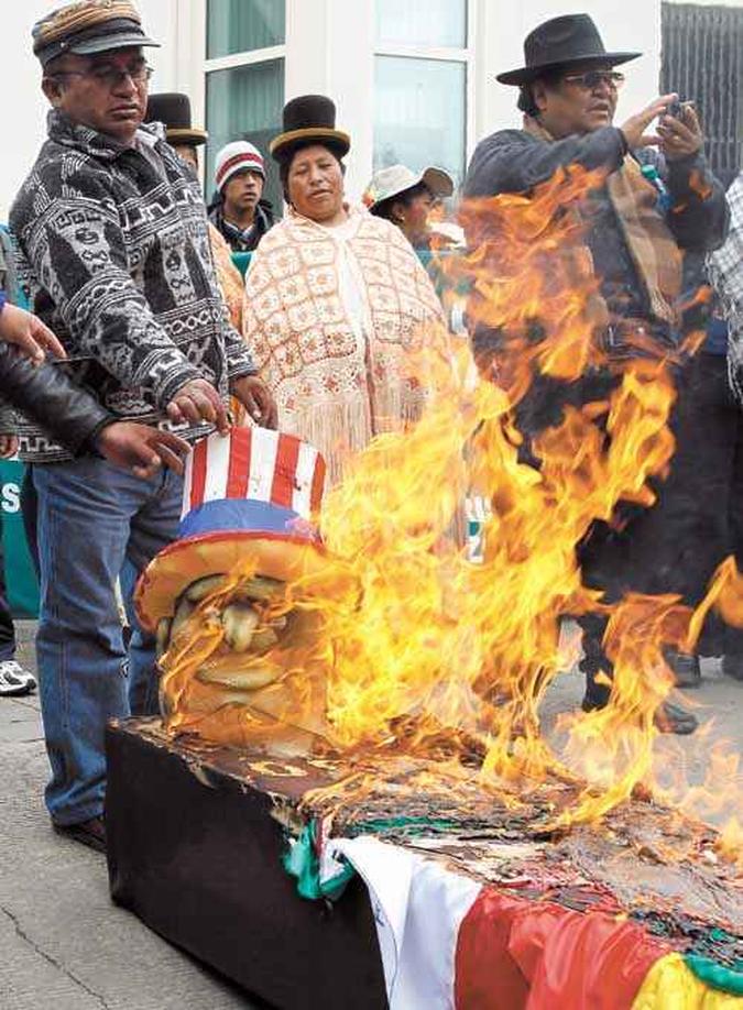 Bolivianos queimam Bolivianos queimam
