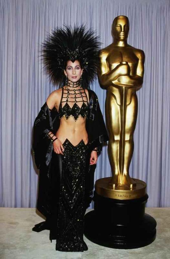 Cher veste Bob Mackie, 1986Reprodução/Internet Cher veste Bob Mackie, 1986Reprodução/Internet
