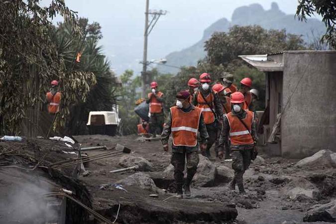 As operações também tiveram de ser suspensas na véspera por causa das chuvas(foto: JOHAN ORDONEZ / AFP) As operações também tiveram de ser suspensas na véspera por causa das chuvas(foto: JOHAN ORDONEZ / AFP)