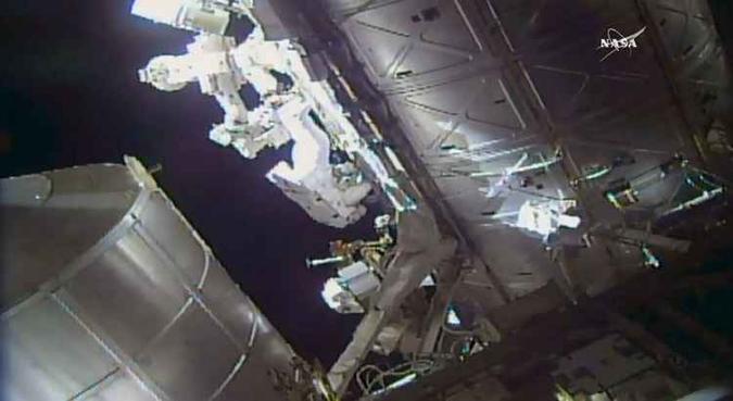 Eles ativaram a alimentação de seus trajes espaciais às 8h39(foto: NASA TV / AFP) Eles ativaram a alimentação de seus trajes espaciais às 8h39(foto: NASA TV / AFP)