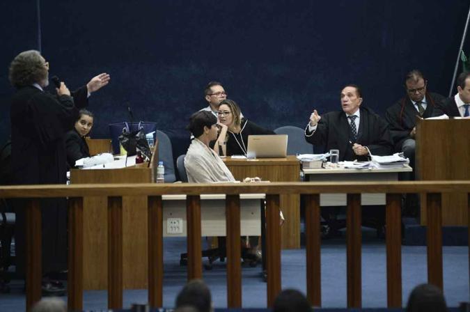 Confusão entre o assistente da acusação Pedro Calmon e o advogado da defesa Antônio Carlos Kakay interrompeu o julgamento(foto: Minervino Júnior/CB/D.A Press) Confusão entre o assistente da acusação Pedro Calmon e o advogado da defesa Antônio Carlos Kakay interrompeu o julgamento(foto: Minervino Júnior/CB/D.A Press)