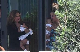 A outra avó, Tina Knowles, também aparece com os netos e a filha na mansão(foto: Daily Mail/Reprodução) A outra avó, Tina Knowles, também aparece com os netos e a filha na mansão(foto: Daily Mail/Reprodução)
