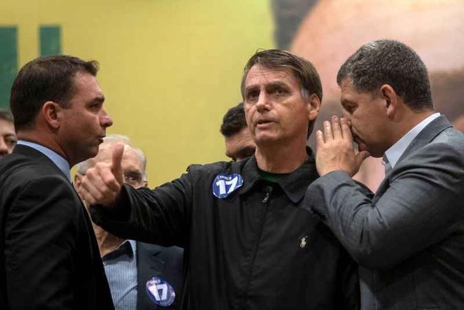 Flávio Bolsonaro, Jair Bolsonaro e Gustavo Bebianno(foto: Mauro Pimentel/AFP) Flávio Bolsonaro, Jair Bolsonaro e Gustavo Bebianno(foto: Mauro Pimentel/AFP)