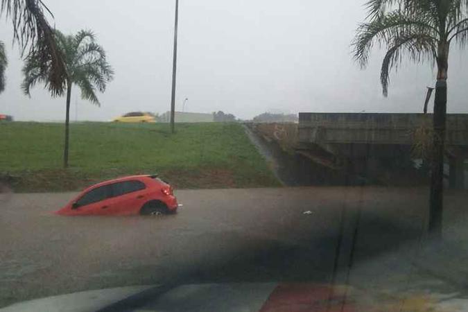 Em uma tesourinha, um carro foi arrastado e ficou boiando na enxurrada Em uma tesourinha, um carro foi arrastado e ficou boiando na enxurrada